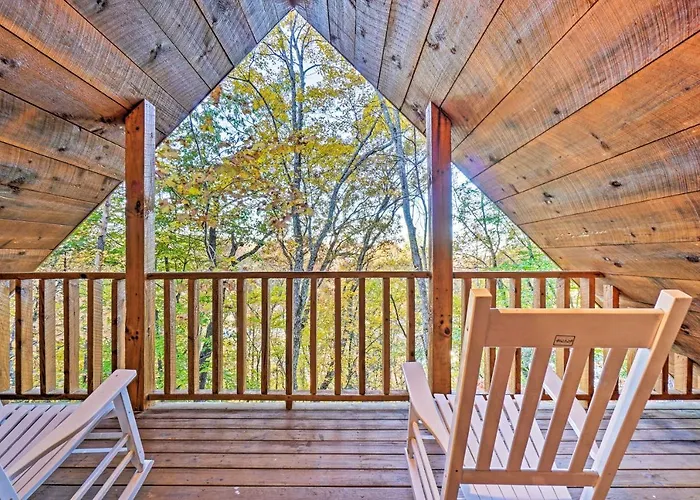 Grin N Bear It Cabin With Hot Tub And Fire Pit!