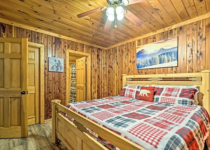 Grin N Bear It Cabin With Hot Tub And Fire Pit!