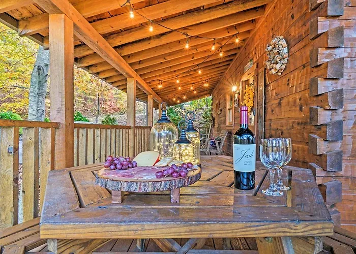 Grin N Bear It Cabin With Hot Tub And Fire Pit!